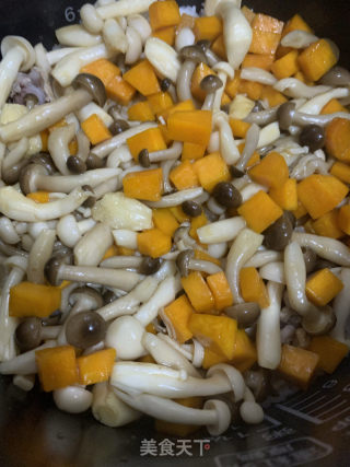 鮮香味美菌菇南瓜雞腿肉燜飯的做法步骤：7