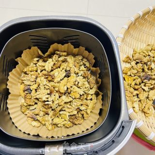 不需要用油做的 | 反沙核桃仁的做法步骤：2