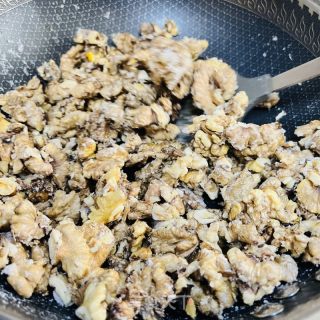 不需要用油做的 | 反沙核桃仁的做法步骤：7