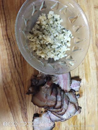 荷兰豆炒腊肉的做法步骤：1