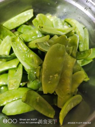 荷兰豆炒腊肉的做法步骤：2