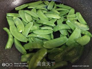 荷兰豆炒腊肉的做法步骤：3