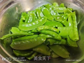 荷兰豆炒腊肉的做法步骤：4