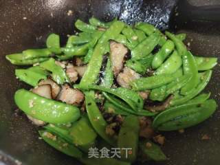 荷兰豆炒腊肉的做法步骤：7