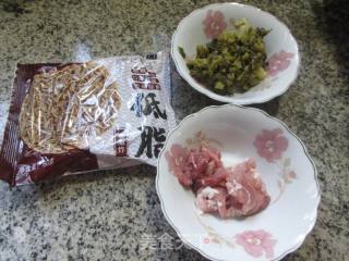 咸菜肉丝荞麦面的做法步骤：1