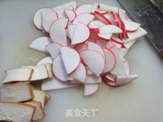 肉片香干炒红皮萝卜的做法步骤：2
