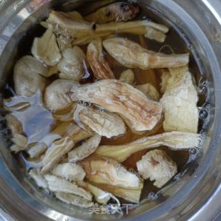 烧肉炒鸡腿菇的做法步骤：1