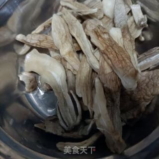 烧肉炒鸡腿菇的做法步骤：2