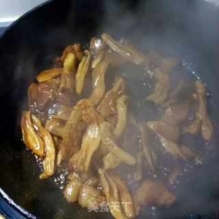 烧肉炒鸡腿菇的做法步骤：7