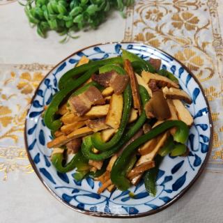五花肉香干炒圆椒的做法步骤：9