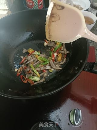 蒜苗炒牛肉的做法步骤：3