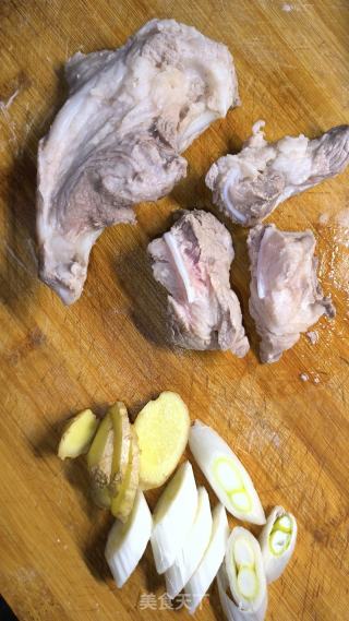 胡萝卜土豆炖月牙骨的做法步骤：1