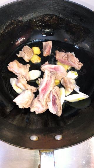 胡萝卜土豆炖月牙骨的做法步骤：3