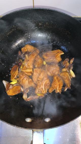 胡萝卜土豆炖月牙骨的做法步骤：4
