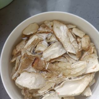 鸡腿菇炒油菜心的做法步骤：2