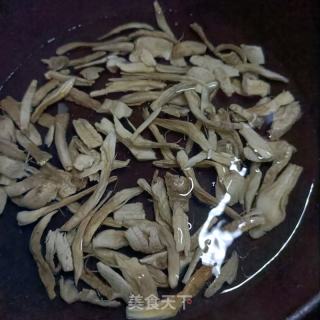 鸡腿菇炒油菜心的做法步骤：4