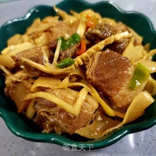烧肉炒碳烤笋尖的做法