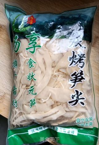 烧肉炒碳烤笋尖的做法步骤：1