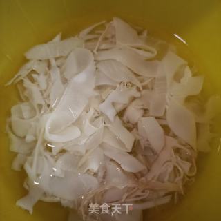 烧肉炒碳烤笋尖的做法步骤：2