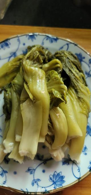 牛肉炒酸菜的做法步骤：1