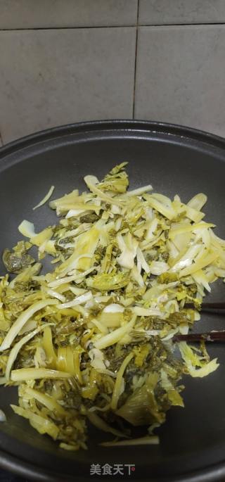 牛肉炒酸菜的做法步骤：5