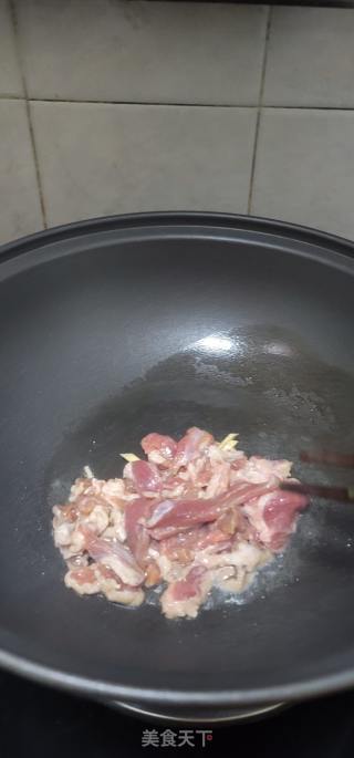 牛肉炒酸菜的做法步骤：11