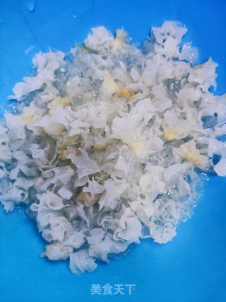 雪梨银耳汤的做法步骤：2