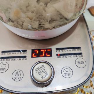 雪梨银耳汤的做法步骤：4