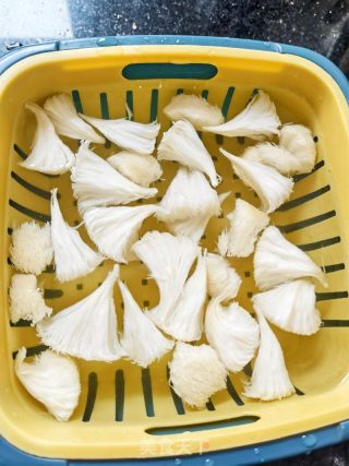 猴头菇板粟排骨汤的做法步骤：2