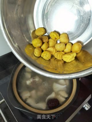 猴头菇板粟排骨汤的做法步骤：5