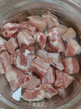 菌菇烧排骨的做法步骤：1
