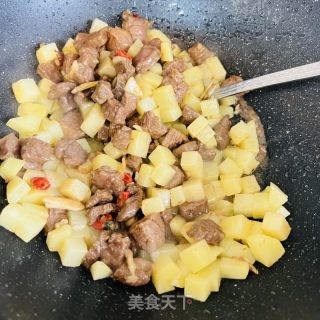 超级下饭菜的 | 黑椒牛肉粒炖土豆粒的做法步骤：7