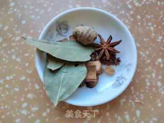 肉皮烧花生萝卜的做法步骤：4