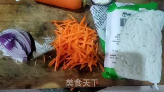 家常炒土豆粉的做法步骤：1