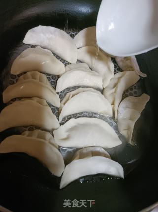 煎饺的做法步骤：2