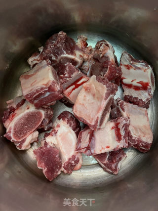 白萝卜焖牛排骨的做法步骤：1