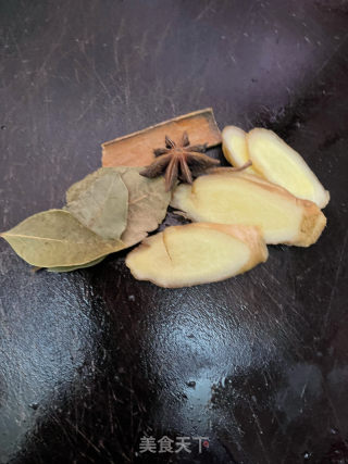 白萝卜焖牛排骨的做法步骤：2