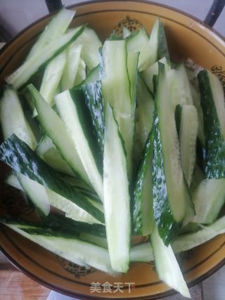 火腿肠炒黄瓜的做法步骤：1