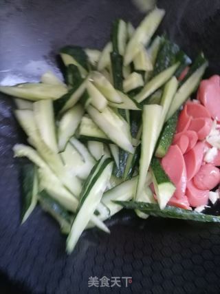 火腿肠炒黄瓜的做法步骤：4