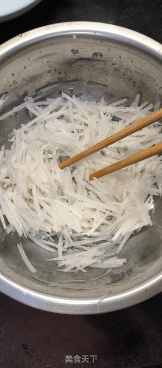 虾皮萝卜鸡蛋饼的做法步骤：1