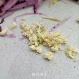 白菜拌油渣的做法步骤：5