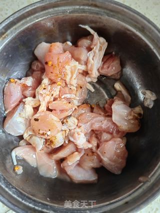 豌豆鸡丁的做法步骤：1