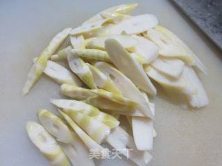 油面筋炒野山笋的做法步骤：2