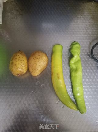 土豆片炒辣子的做法步骤：1