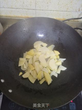 土豆片炒辣子的做法步骤：2