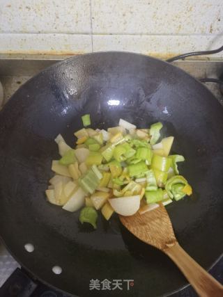 土豆片炒辣子的做法步骤：3