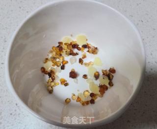 桃胶荷包蛋的做法步骤：1