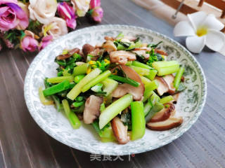 香菇炒红菜苔的做法