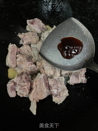 排骨焖虾的做法步骤：6