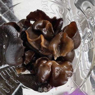 木耳时蔬炒肉的做法步骤：3